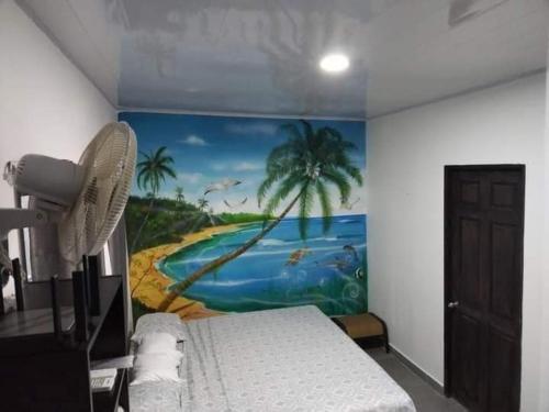 别霍港BARI Campings resort的卧室拥有海滩和棕榈树壁画