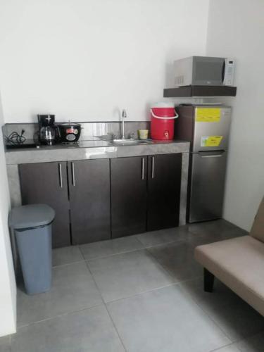 别霍港BARI Campings resort的一个带水槽和柜台的小厨房