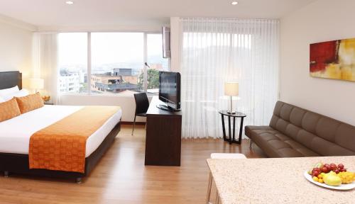 麦德林麦德林埃斯特拉公寓酒店的酒店客房,配有床和沙发