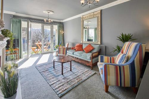 GreetlandHost & Stay - Ormesby的客厅配有沙发和桌椅