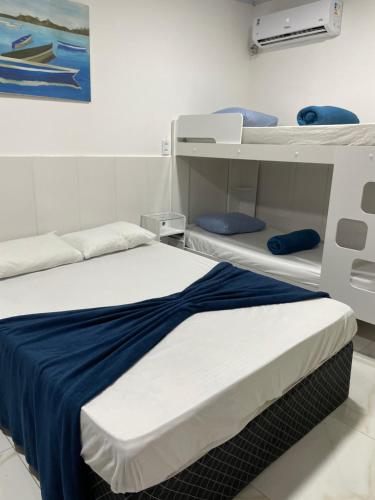 卡波布里奥suites com cozinha compacta的一间设有两张双层床的客房