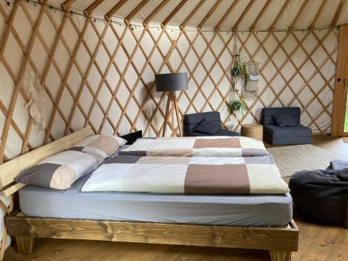 奥赫里姆Aughavannagh Yurt Glamping的蒙古包内一间卧室,配有一张床