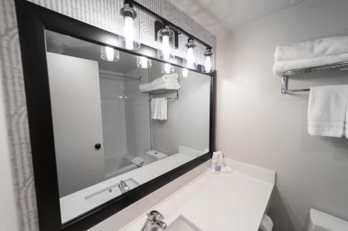 坎卢普斯汤普森酒店的浴室设有大镜子和水槽