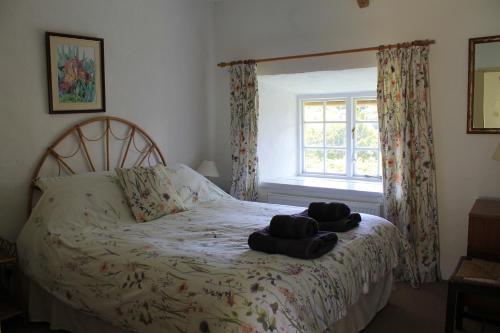 博德明Dick Cottage的一间卧室配有一张床,上面有两条毛巾