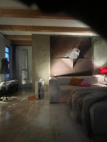 温克尔Arthostel Martine的客厅配有沙发和墙上的绘画