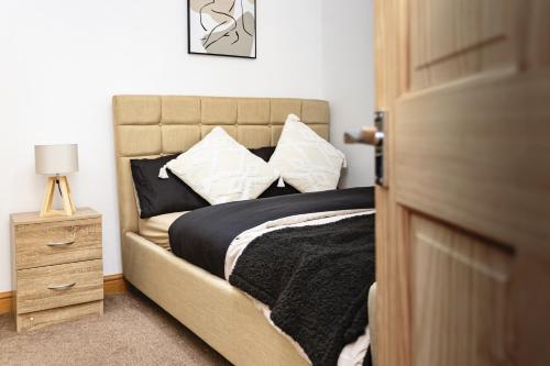 诺丁汉Everest Home的一间卧室配有一张床,旁边设有床头柜