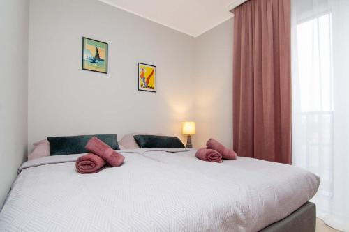 海乌姆Apartament Łowca Snów的一间卧室配有一张带红色枕头的床
