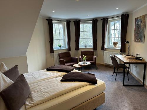 巴特明斯特艾弗尔兰德嘎斯豪斯斯坦恩穆尔酒店的一间卧室配有两张床和一张桌子及椅子