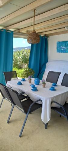 凯勒里瓦迪Blue Waves home Mykonos的一张带两把椅子和一张床的白色桌子