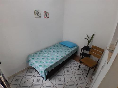 里约热内卢Quarto em Villa Jardim Botânico的一间小卧室,配有一张床和一把椅子