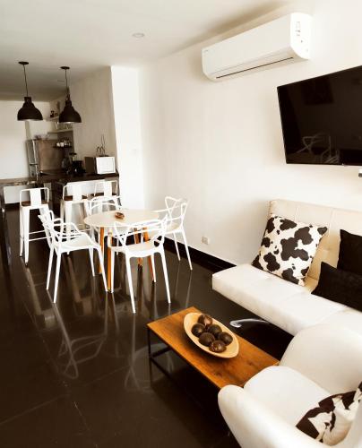 卡塔赫纳Apto 2Habs 2baños Hermosa vista的客厅配有白色的沙发和桌子