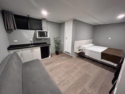 库里提巴特拉萨斯酒店的小房间设有床和厨房