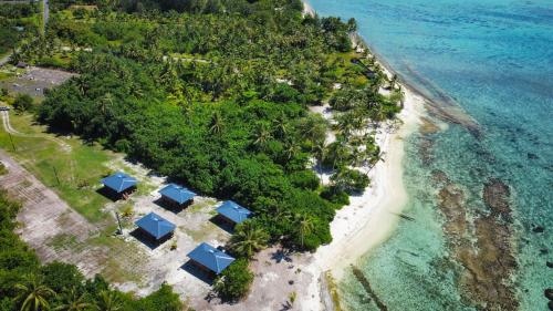 PareaParea Lodge Huahine Bungalow 1#MAHANA的海滩上的度假村的空中景致