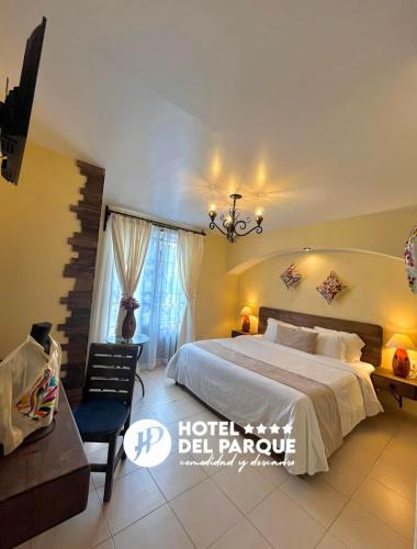 瓦曼特拉Hotel Del Parque的一间卧室配有一张大床和一个吊灯。