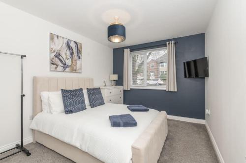 利兹Stylish & Modern 2 Bed 2 Bath With Free Parking的卧室配有白色的床和窗户。