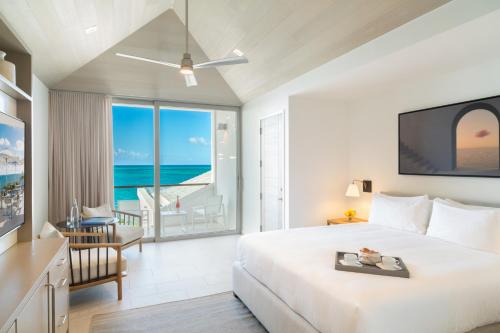 普罗维登西亚莱斯岛Rock House的一间卧室配有一张床,享有海景