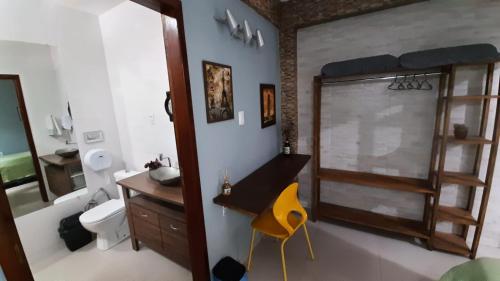 布卢梅瑙Pousada Casa da Maga - Centro的一间带水槽、卫生间和镜子的浴室