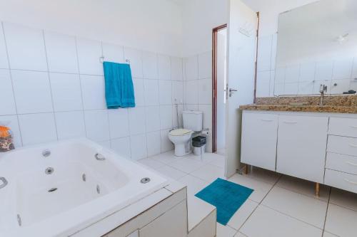拉巴拉德纳圣安东尼奥Casa com piscina a 5 min da praia em Alagoas的白色的浴室设有浴缸和卫生间。