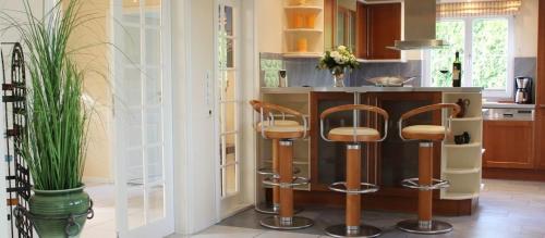 马尔洛Villa Recknitztal Marlow的厨房配有2张吧台凳和1个柜台。