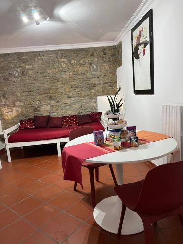贝内文托Domus Isidis room camera singola con cucina的客厅配有沙发和桌子