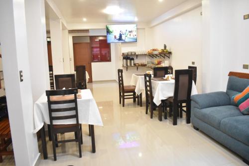马丘比丘Inti Pacha Palace Machupicchu的一间带桌椅和沙发的用餐室