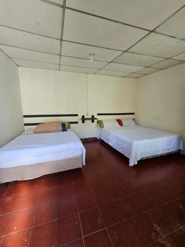 圣安娜Casa 25 hostal的一间客房内配有两张床的房间