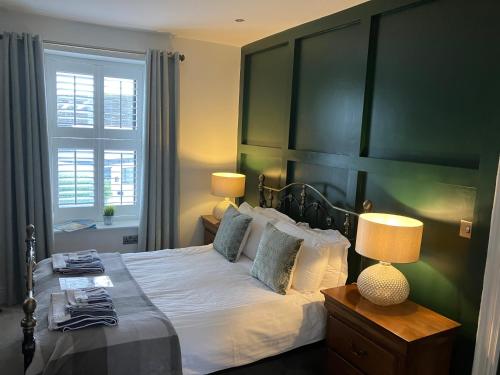 戈尔韦Lisheen Lodge的一间卧室设有一张大床和一个窗户。
