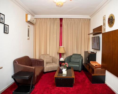 安曼Sama Paris Plaza Hotel的客厅配有沙发和两把椅子