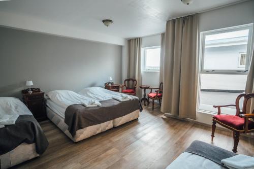米湖赛尔-米瓦特酒店的酒店客房设有两张床和窗户。