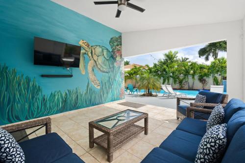 多拉多4 bedroom family reserve with pool home的客厅里挂着海龟壁画