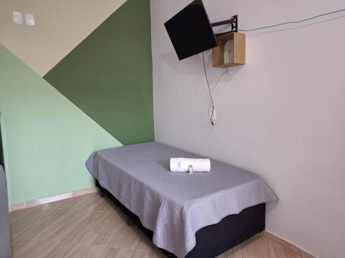 卡庞博尼图Edícula c/ wifi e banheiro externo em Capão Bonito的客房内的一张小床,