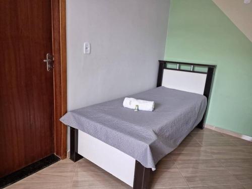 卡庞博尼图Edícula c/ wifi e banheiro externo em Capão Bonito的一张小床,上面有一条毛巾