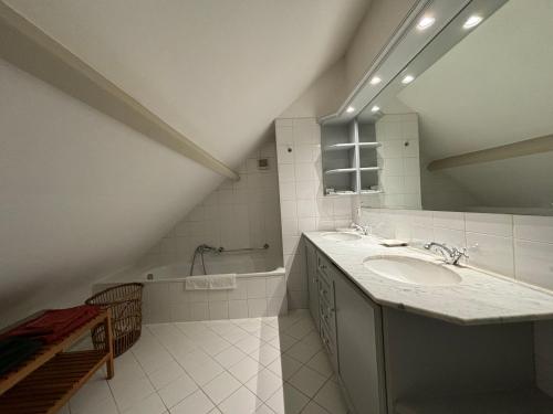 RixensartDuplex Rosières - 12’ de Bruxelles的白色的浴室设有水槽和浴缸。