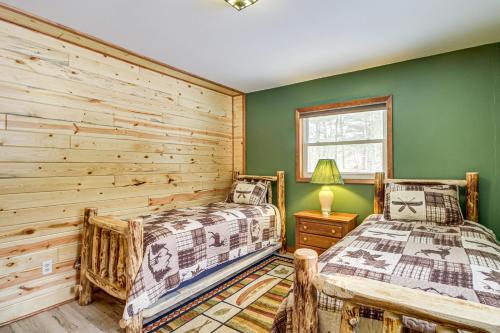 BigforkBigfork Cabin on Long Lake with Private Dock!的卧室设有两张床铺和绿色的墙壁