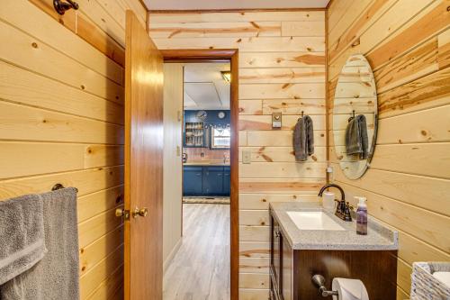 BigforkBigfork Cabin on Long Lake with Private Dock!的小木屋内带水槽的浴室