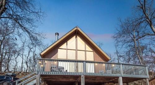 SlanesvilleTranquil Rocky Top Cabin with Mountain Views! cabin的房屋的顶部设有大窗户