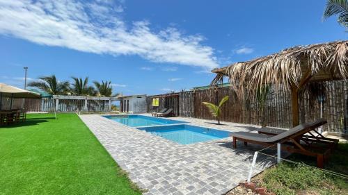 索里托斯Hospedaje & Casa Playa AURORA的一座带游泳池和草地庭院的房子