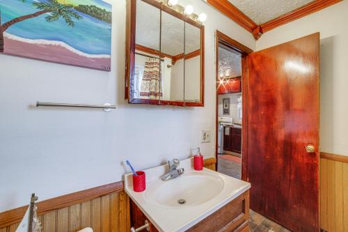 密歇根城Dog-Friendly Michigan City Home - 3 Mi to Beach!的一间带水槽和镜子的浴室