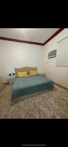 阿哈达شاليه قلب الهدا 3-4的卧室位于客房的角落,配有一张床