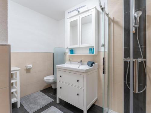玛丽亚阿尔姆Conny的浴室配有白色水槽和淋浴。