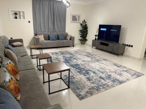 麦地那Almansour Laxury Apartement的带沙发和平面电视的客厅