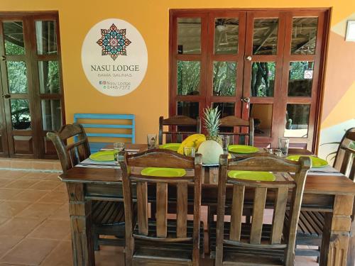 拉克鲁斯Casa Amapola的一间带木桌和椅子的用餐室