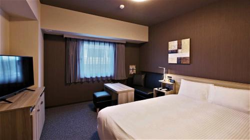 今治市Hotel Route Inn Imabari的酒店客房,配有床和电视