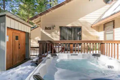 Luxury Cabin: Hot Tub, Sauna, Pool and Sleeps 10内部或周边的泳池