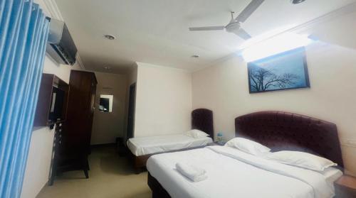 特里凡得琅ROYAL INN的酒店客房设有两张床和窗户。