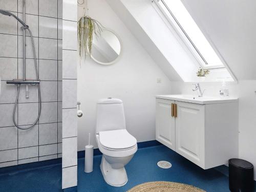 哈姆堡Holiday home Humble XXXVII的浴室配有卫生间、盥洗盆和淋浴。