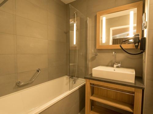 阿克1800Appartement Les Arcs 1800, 5 pièces, 8 personnes - FR-1-352-42的浴室配有盥洗盆和浴缸。