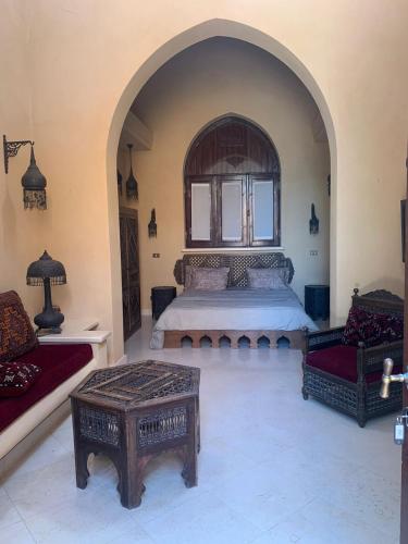 赫尔格达Nubia Gouna的一间卧室配有一张大床和两把椅子