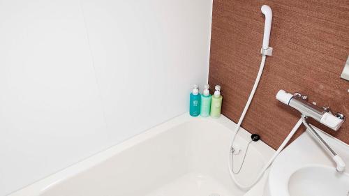 海南市Hotel Route Inn Grand Kainan Ekimae的一间带水槽和水龙头的浴室
