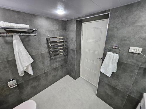 撒马尔罕Guest house Gula的带淋浴、卫生间和毛巾的浴室